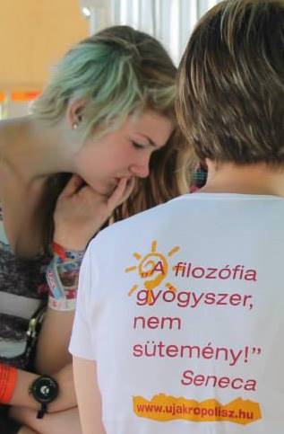 Pólófelirat és gondolkodó lány