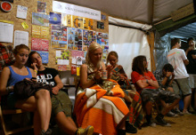 Eső elől menedéket talált szigetlakók Szigetlakók az Új Akropolisz sátrában üldögélve