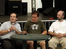 Apáti János (jobbra) és más szervezeti vezetők a Civil Szigeten Apáti János és még két civil szigeti vezető nyilatkozik