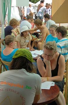 beszélgetők a Szigeten