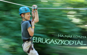 Ha már egyszer elrugaszkodtál... Kalandparkban csúszó kisfiú