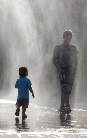 Mitől jó egy kép? ember az esőben és kisfiú